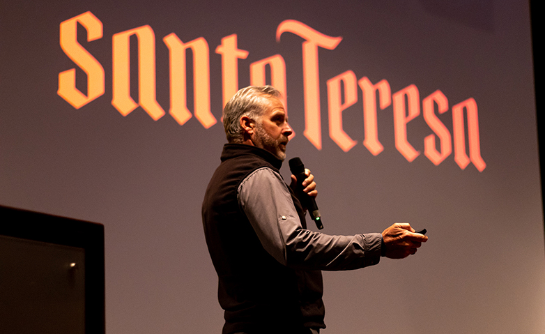 Egresado Alberto Vollmer invitó a estudiantes a sonreírle a la adversidad